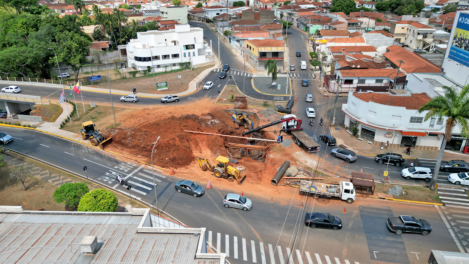 ​Reparo no emissário de esgoto na Avenida dos Trabalhadores altera o trânsito da região